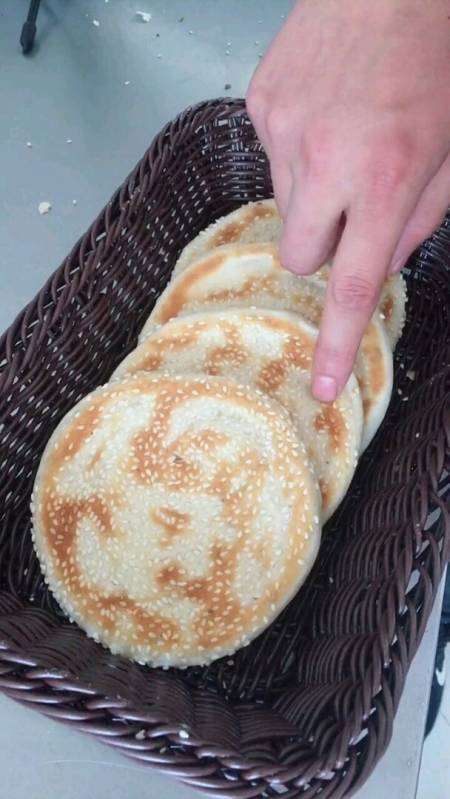 芝麻烧饼和面比例1斤面粉加入酵母,泡打粉盐各五克油20克温水280克