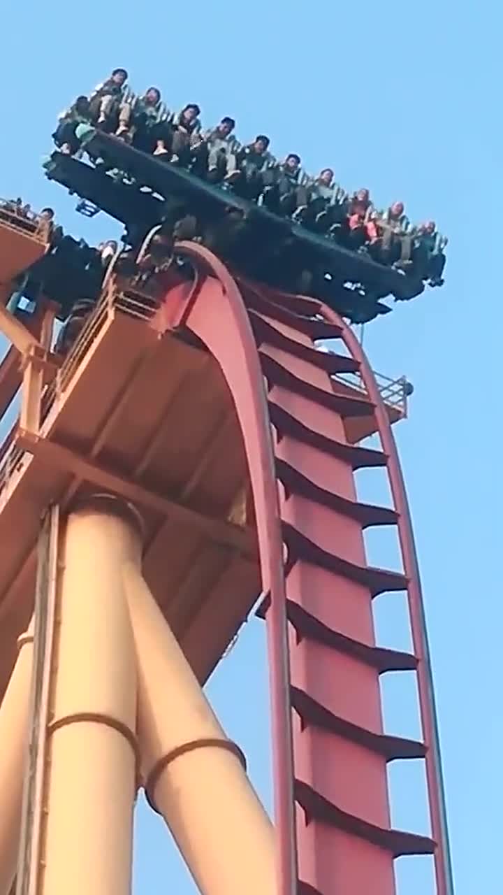 这样垂直下坠的过山车,有胆子坐的人应该很少吧