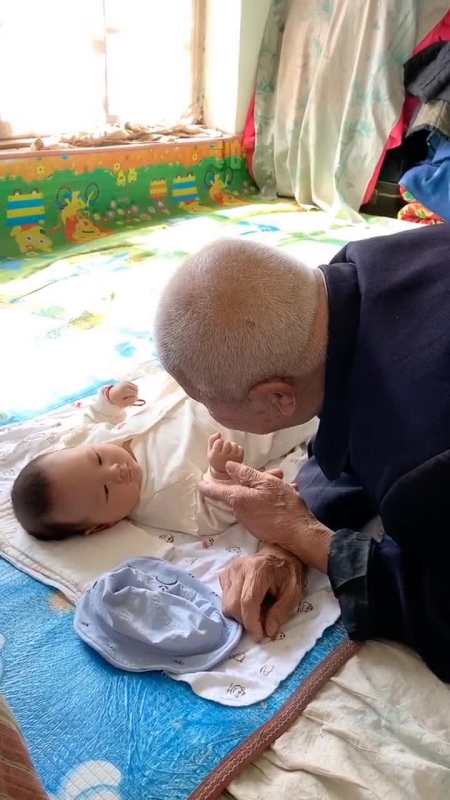 90岁的爷爷和100天的玄孙这是一个轮回的对视我曾是你你终会是我