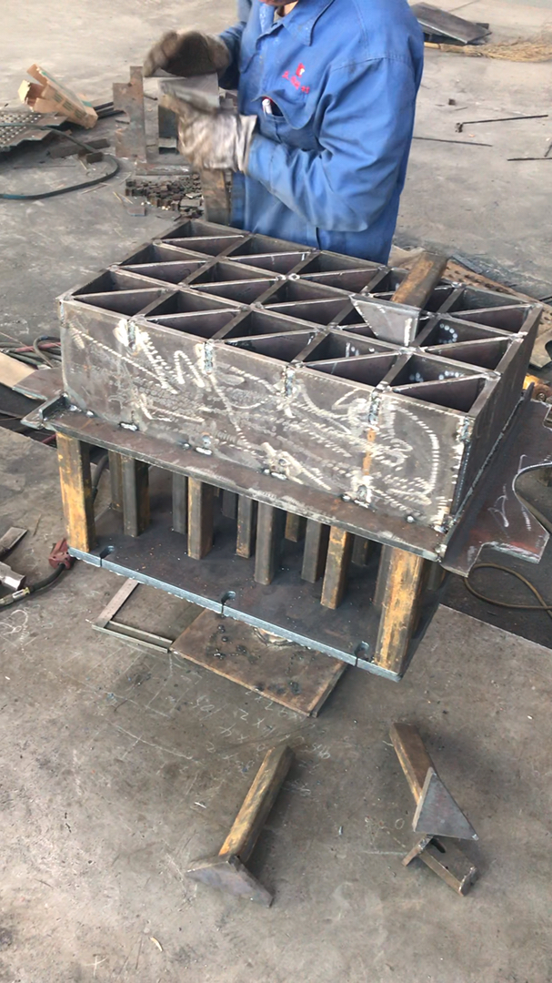 河南万铭机械制造有限公司3一15全自动混凝土三角预制块砖机模具生产