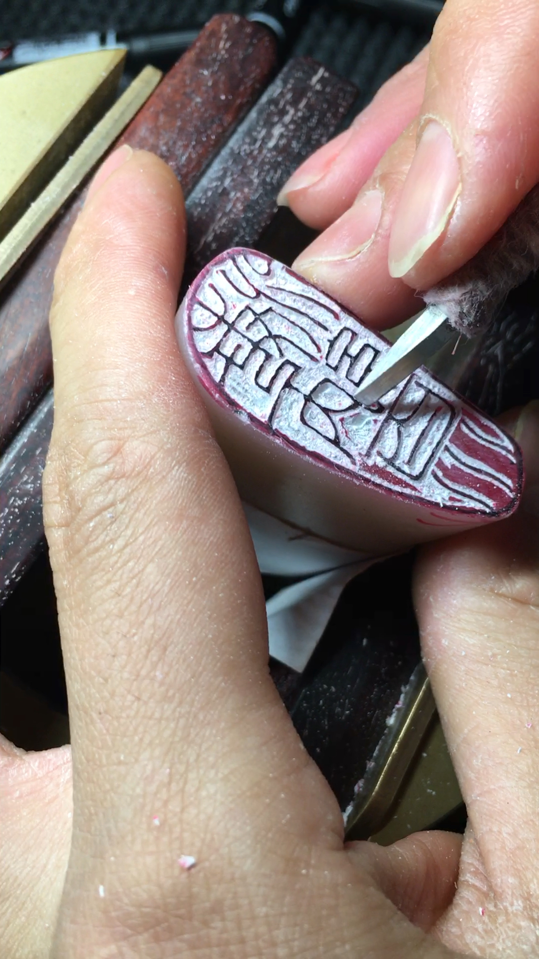 在篆刻当中随形印章用的还是比较少的,所以说咱们在克随行的时候还是