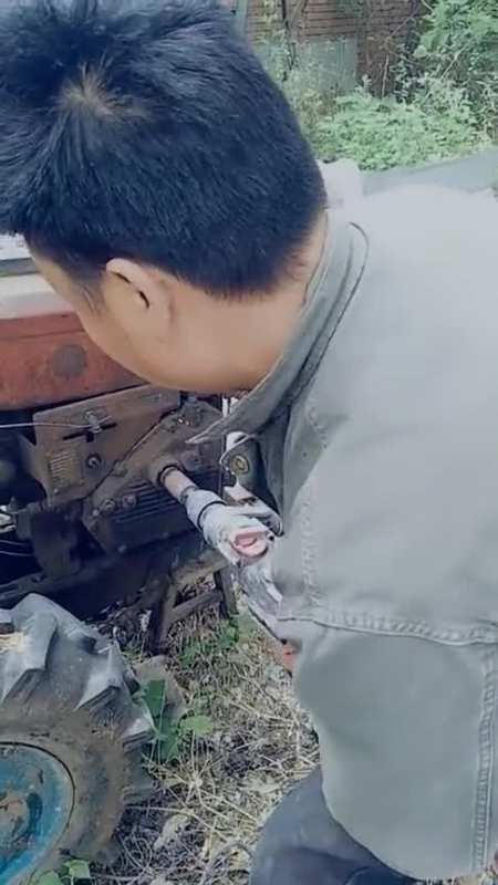 拖拉机经久不用,大哥竟电钻打火,果然是高手在民间