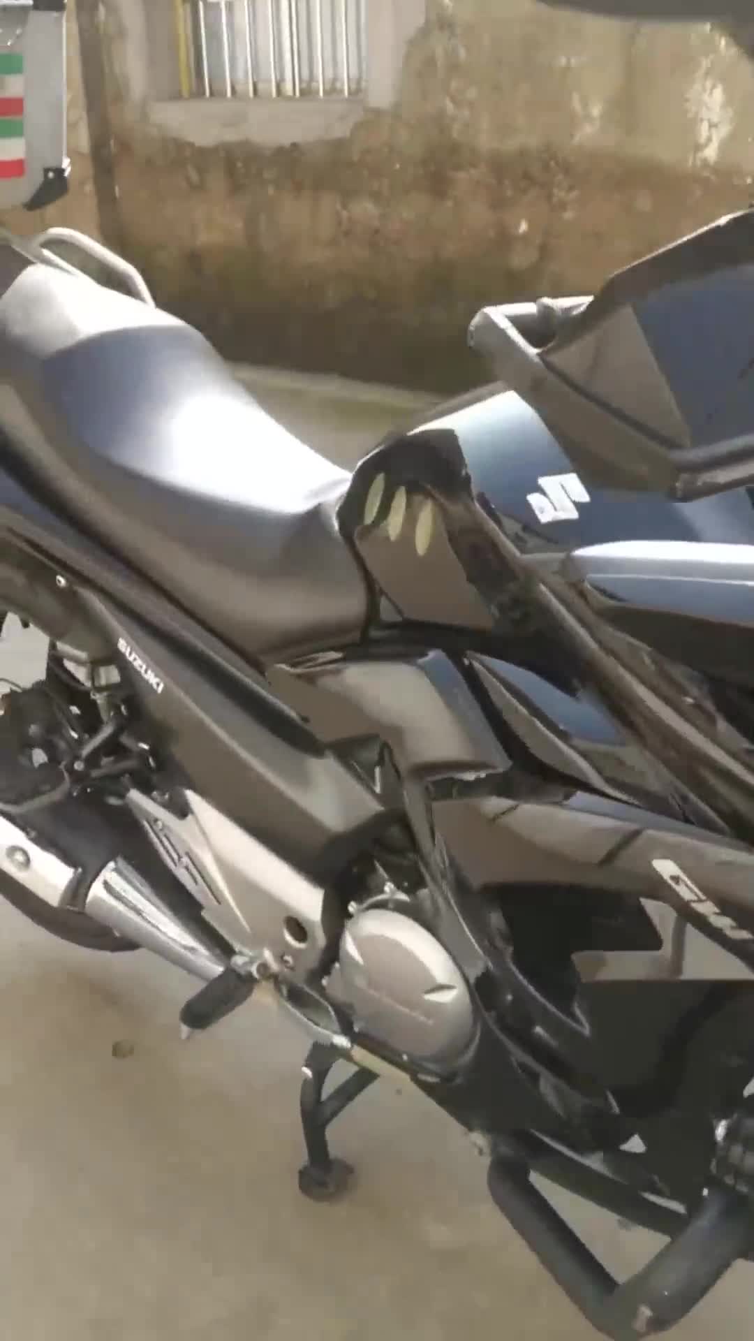 铃木摩托车户外展示声浪不错