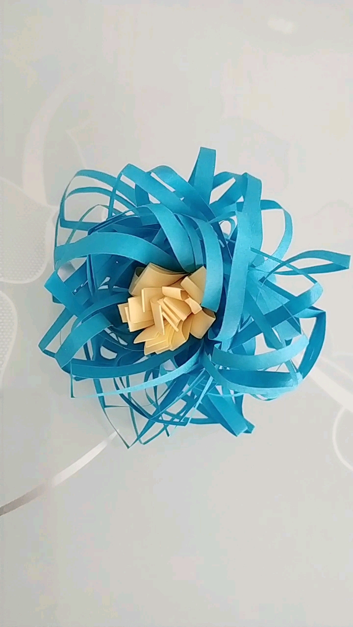 生活小妙招#乱而有序的纸条花,一看就会!如果能剪均匀点会更漂亮喔!