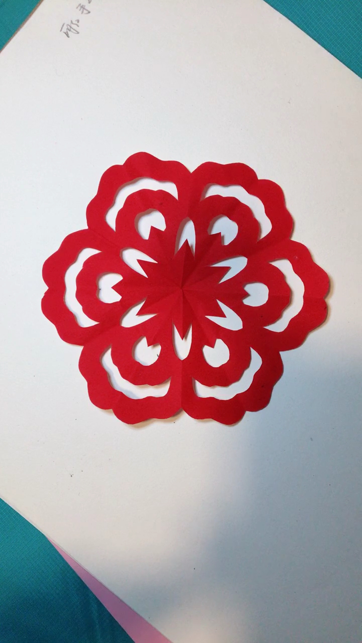 教你怎样剪出漂亮的大红花,几步搞定-度小视