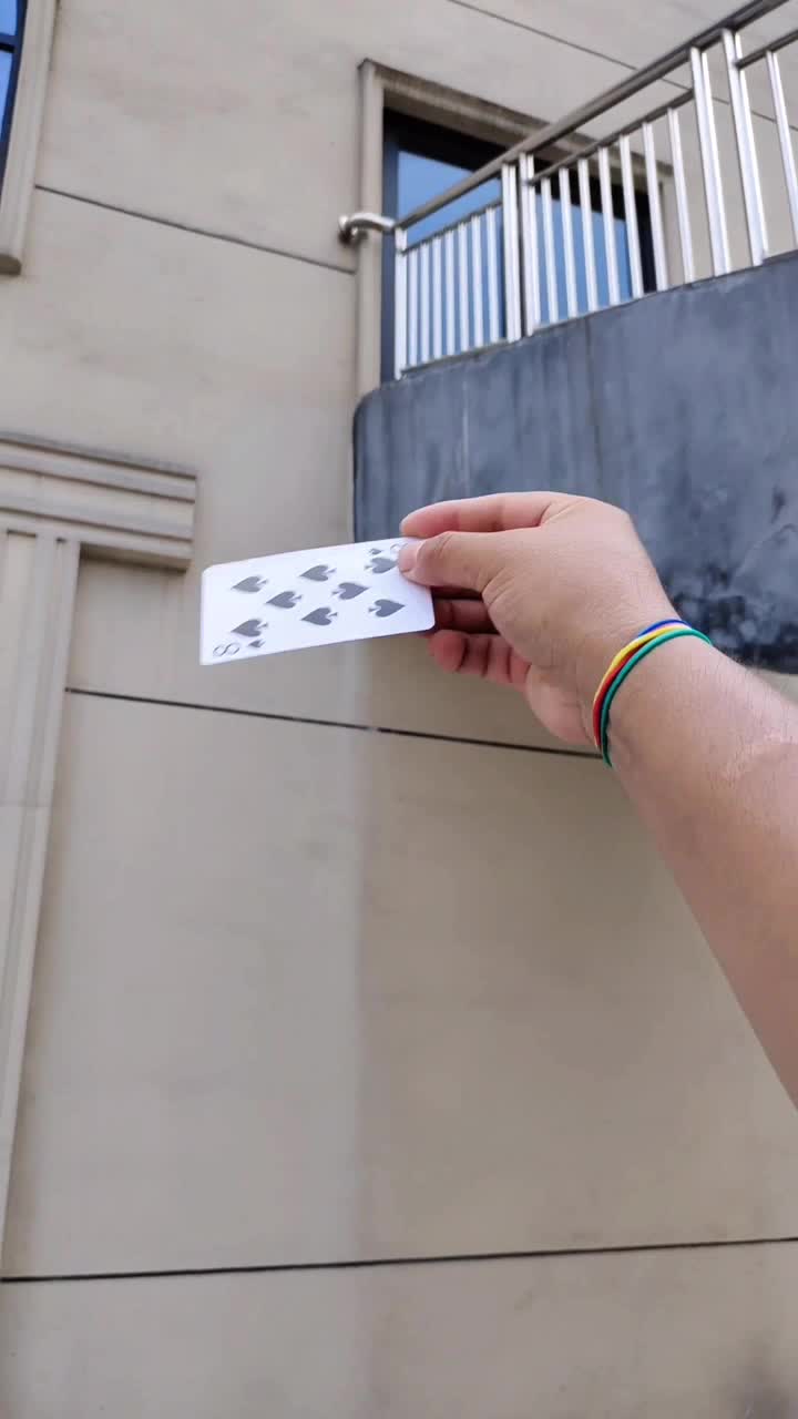 纸牌飞出去,还能飞回来,这招练了三年,至今无人破解!