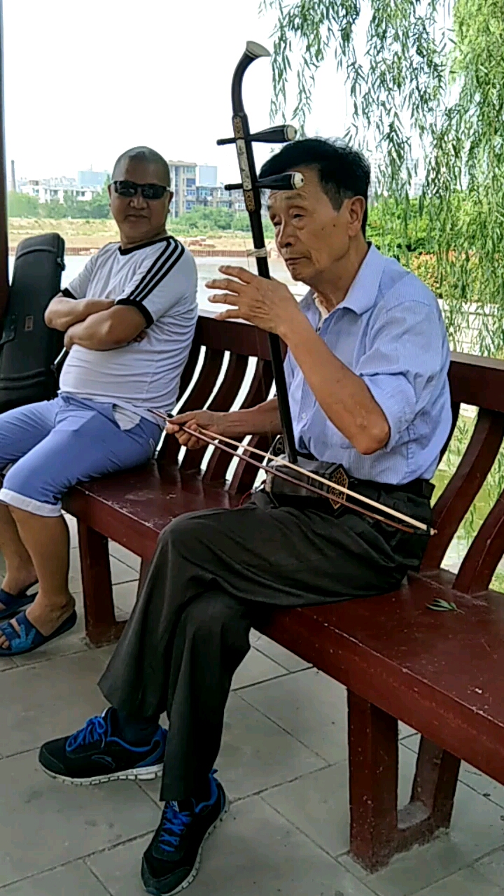 太平府城墙下巧遇大爷拉二胡曲