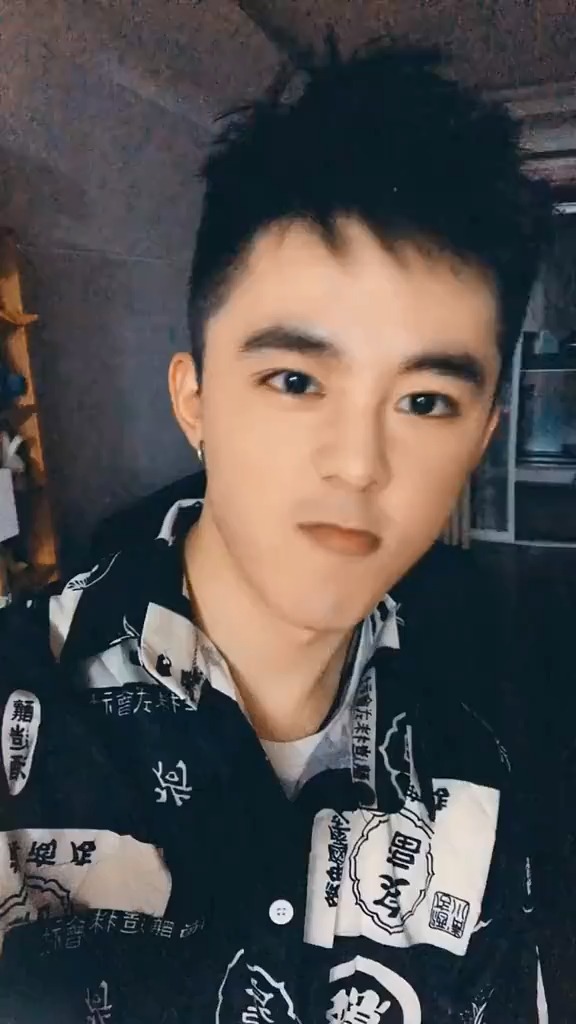 日常生活照#高富帅那种套图,生活照多一点的自拍照,要一个人的哪里有