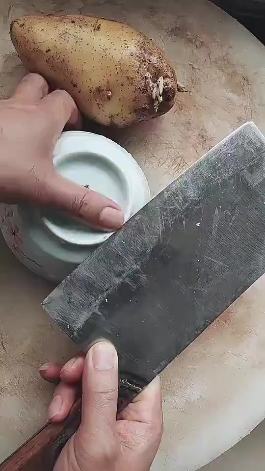 搞笑段子#家里没有磨刀石,用这个也可以代替,方便又好用!