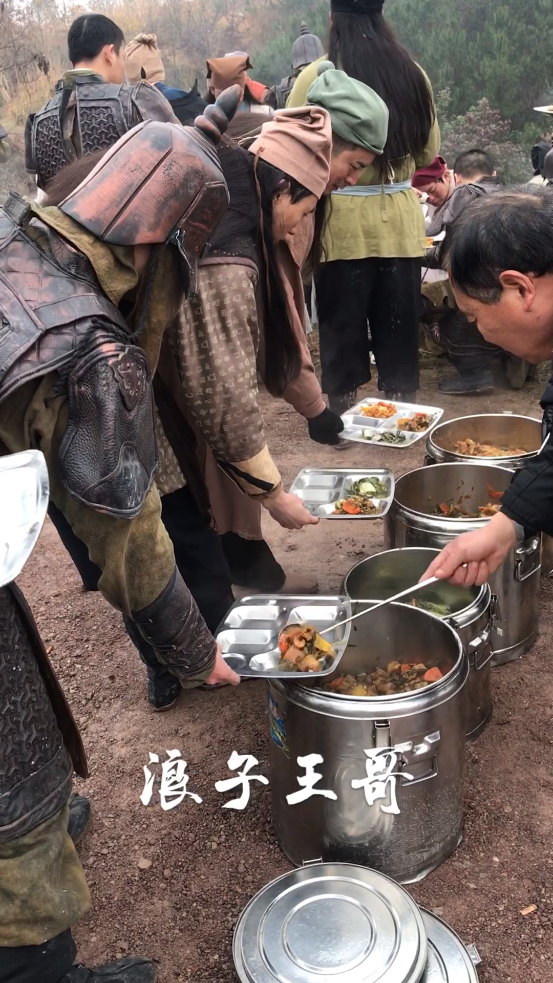 群众演员伙食三菜一汤.18-60周岁内就可以办演员证拍戏