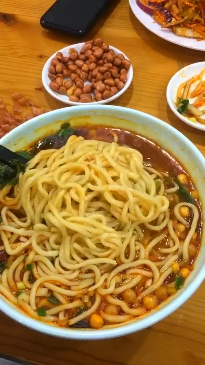 娱乐#不足20平米的小店,却有20多种面,难怪生意差!