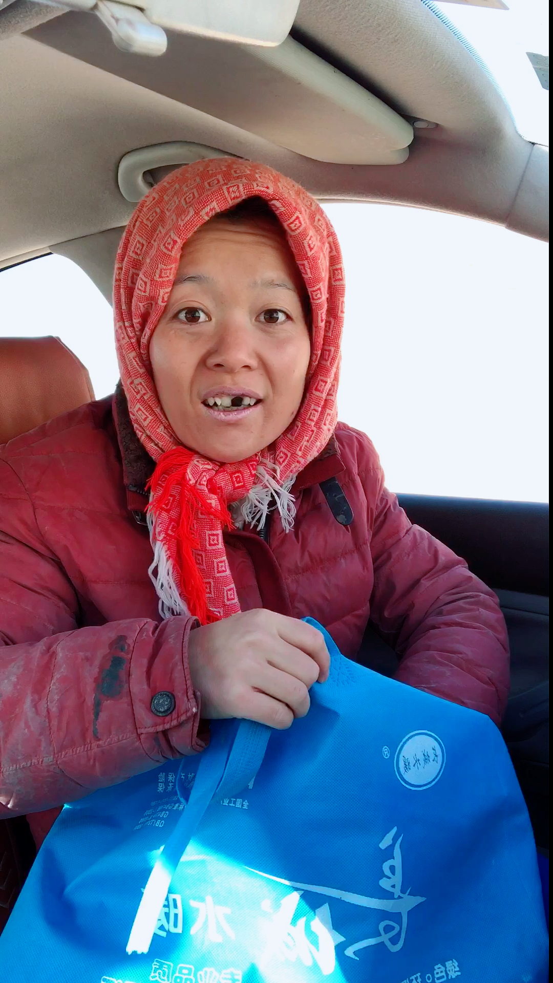 50岁农村大妈去给儿子开家长会被嫌弃,妆后自己去儿子学校的校长都被