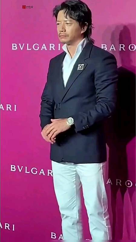 段奕宏这次看着是半醒~国内唯一拿下a类影帝的演员,大学四年没回过家