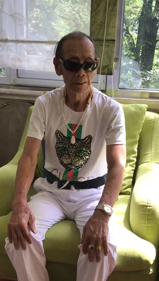 80岁网红张大爷今天打扮太帅了