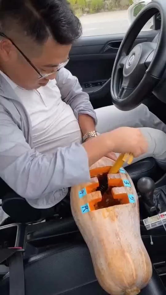 搞笑段子#教练发明的挂挡练习器,不但让学员学会了技术,还填饱了他们