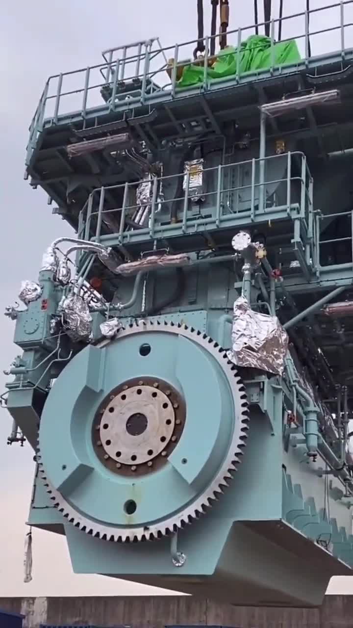 国产轮船小主机马力60000匹日耗油150吨
