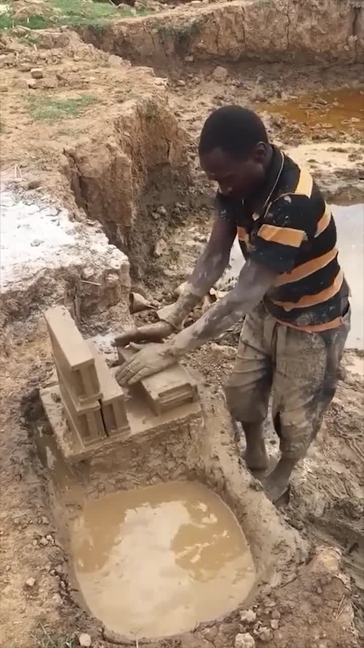 印度纯手工制作泥砖,一天做500个赚15元,这劳动力太廉价了!