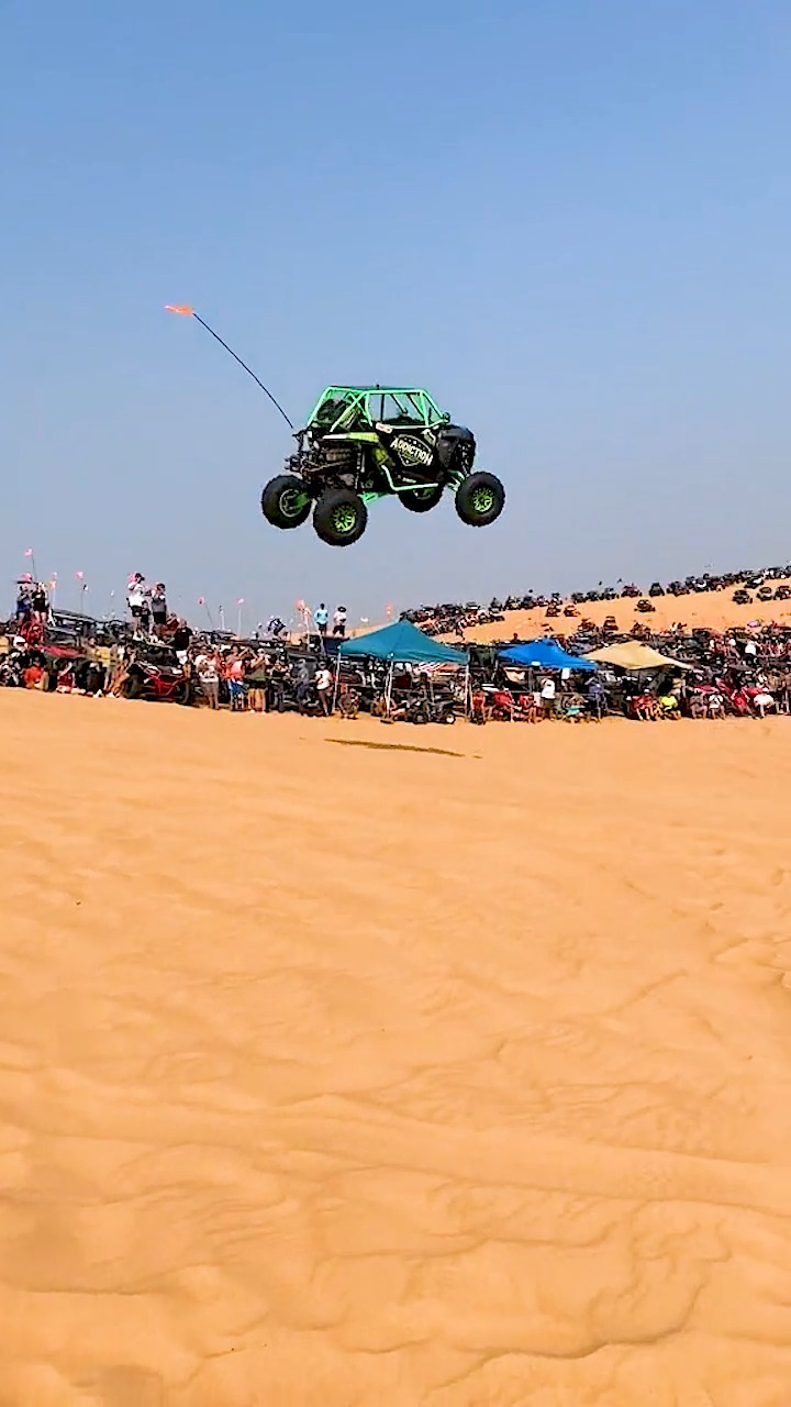 越野车沙漠越野直接飞起来了