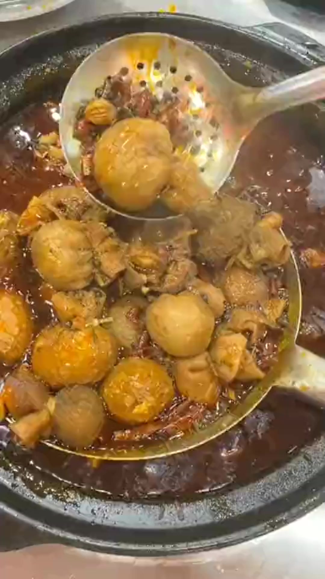 搞笑段子#刚出锅的麻辣肚包脑,鲜香麻辣,看着就美味呀