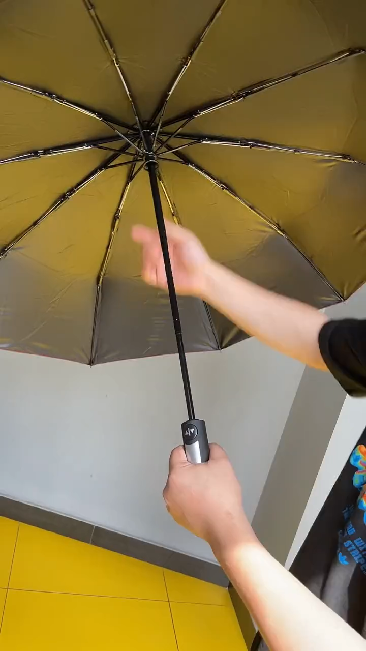 自动雨伞怎么收起来?