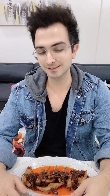 扫码下载度小视 发个视频 让别人知道 eness埃尼斯 11.