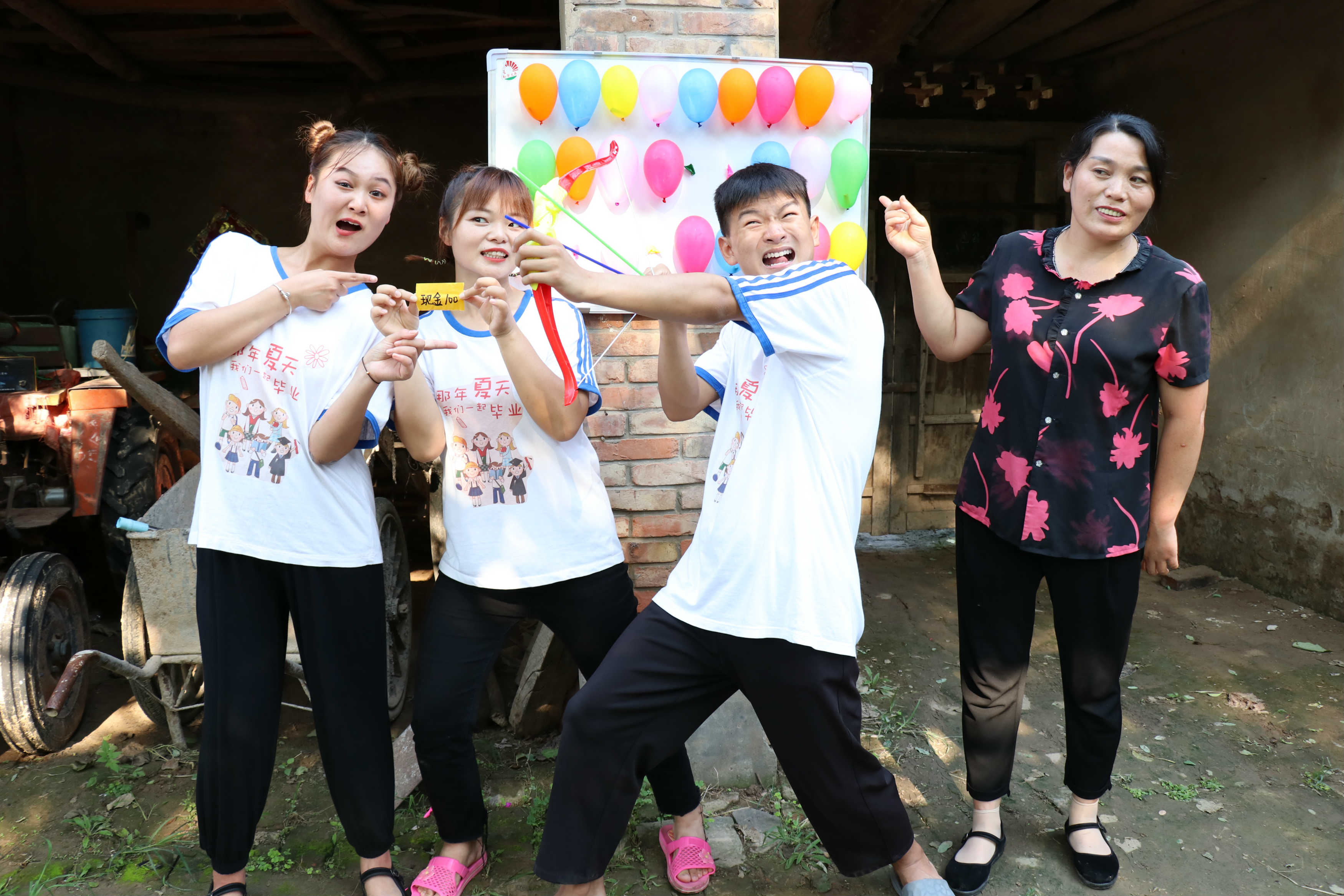 "玩具弓箭射气球",没想欢欢竟然能两箭齐发双双中靶,真厉害