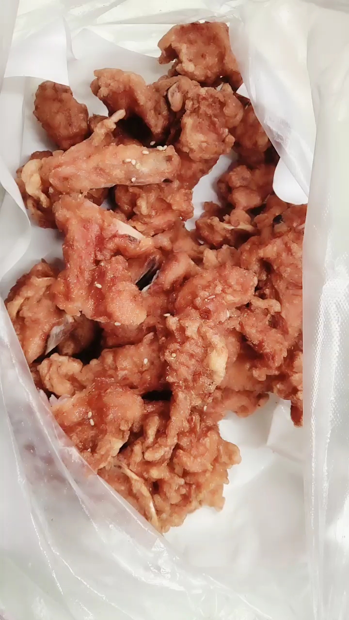 自己做的炸鸡肋骨,十分美味,表面撒芝麻,孜然