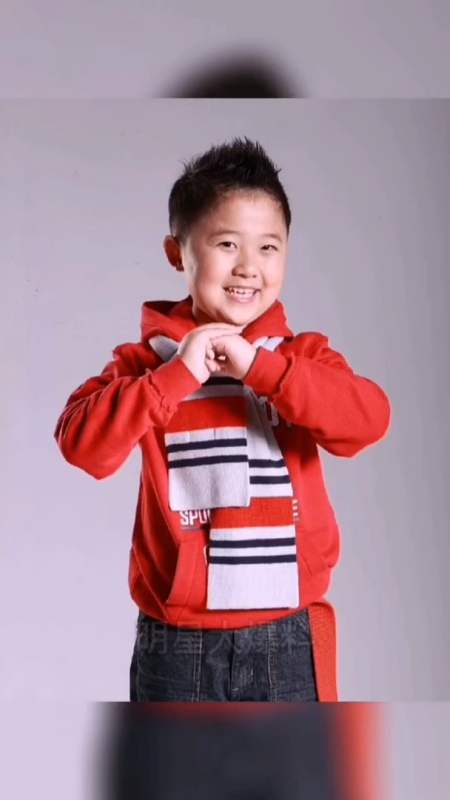 贾云哲6岁出演还珠格格大火,因病影响发育,如今23岁还是孩子模样,让人