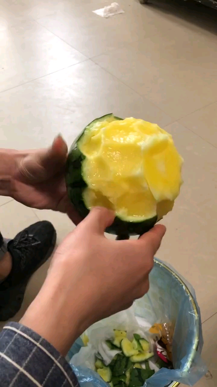 手剥西瓜,这样吃才过瘾