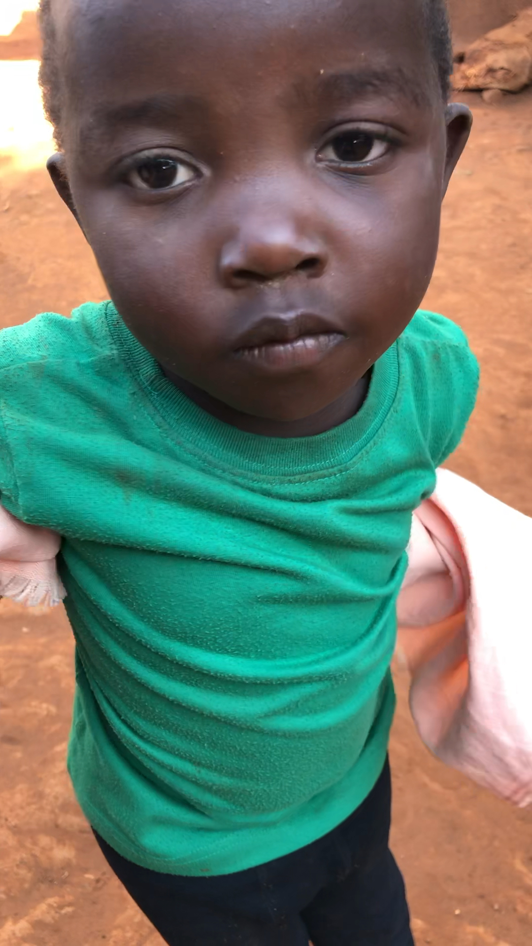 这个6岁的小姑娘居然自己再练习非洲独特的带娃技术,练好这技术以后