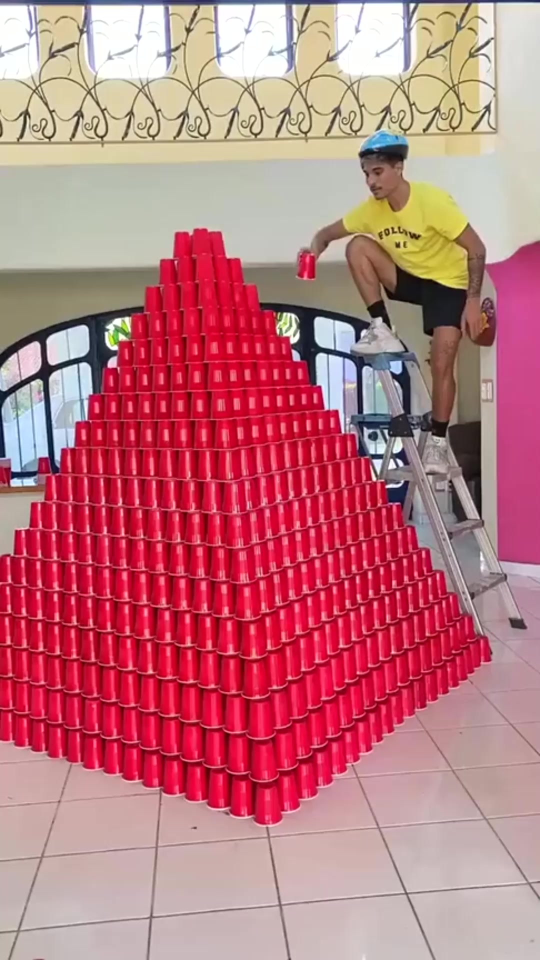 搞笑段子#外国小伙挑战纸杯叠金字塔,就差最后一步,结果前功尽弃了