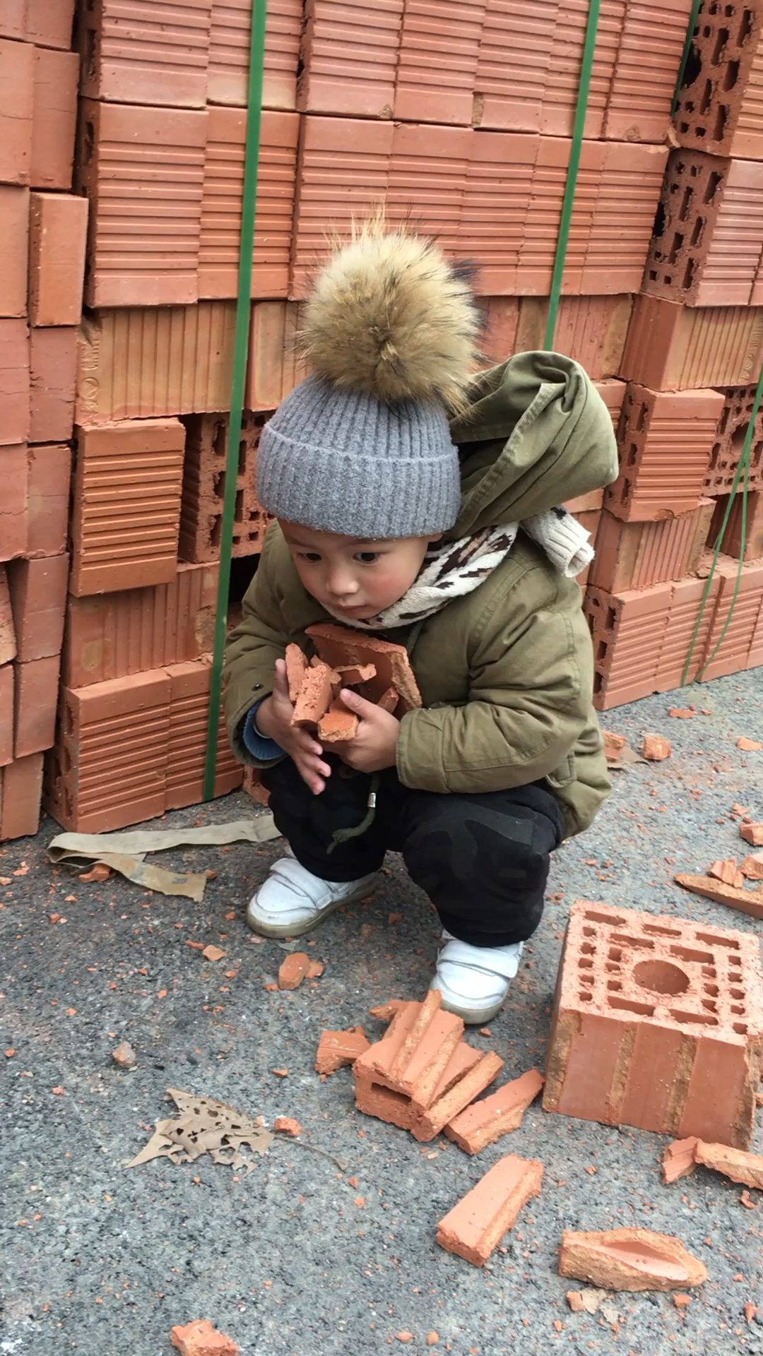 家有萌娃#零下十度还在搬砖的孩纸,太拼了