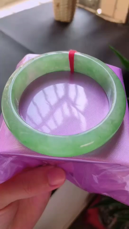 手机实拍,圈口56/13.3/8老坑冰种满绿宽边手镯 完美 种老水足.