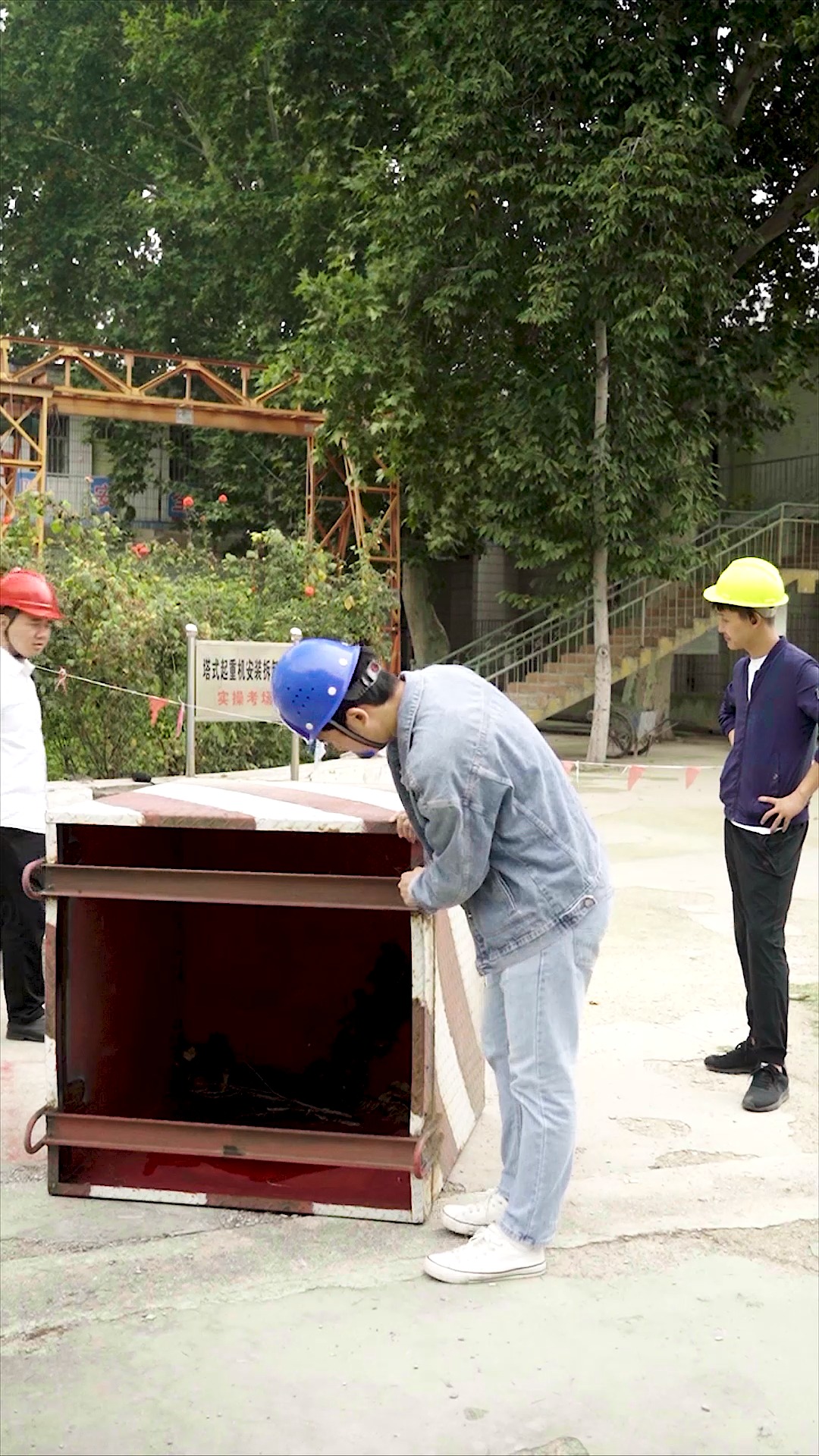 信号司索工不会绑吊物,出了事算谁的?