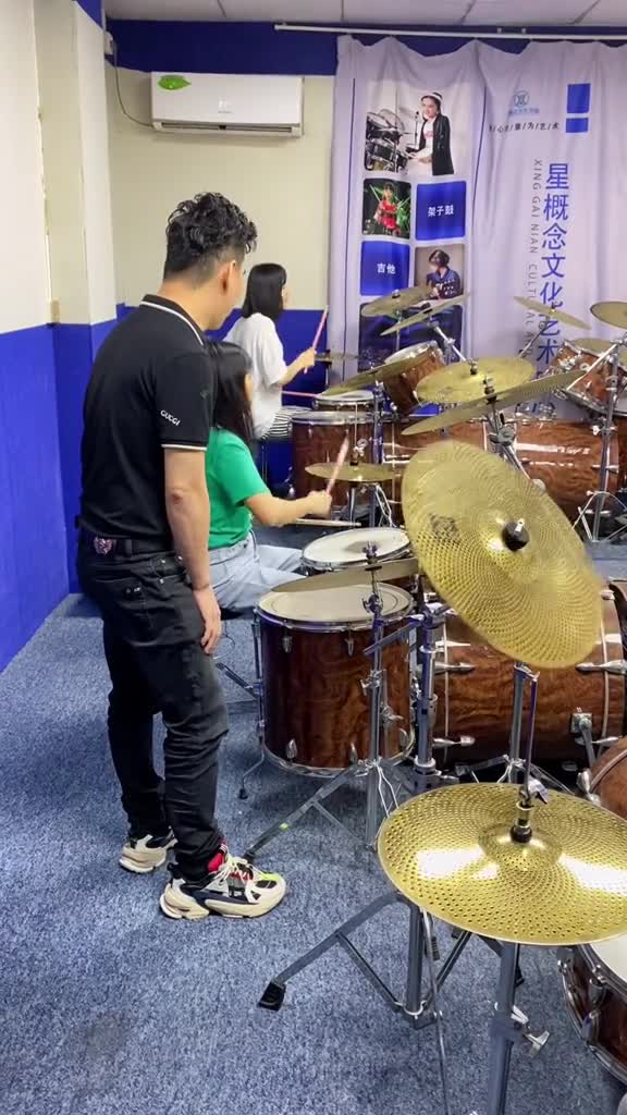 快乐学架子鼓热爱音乐锻练身体一起学打鼓兴趣爱好架子鼓演奏舞动青春