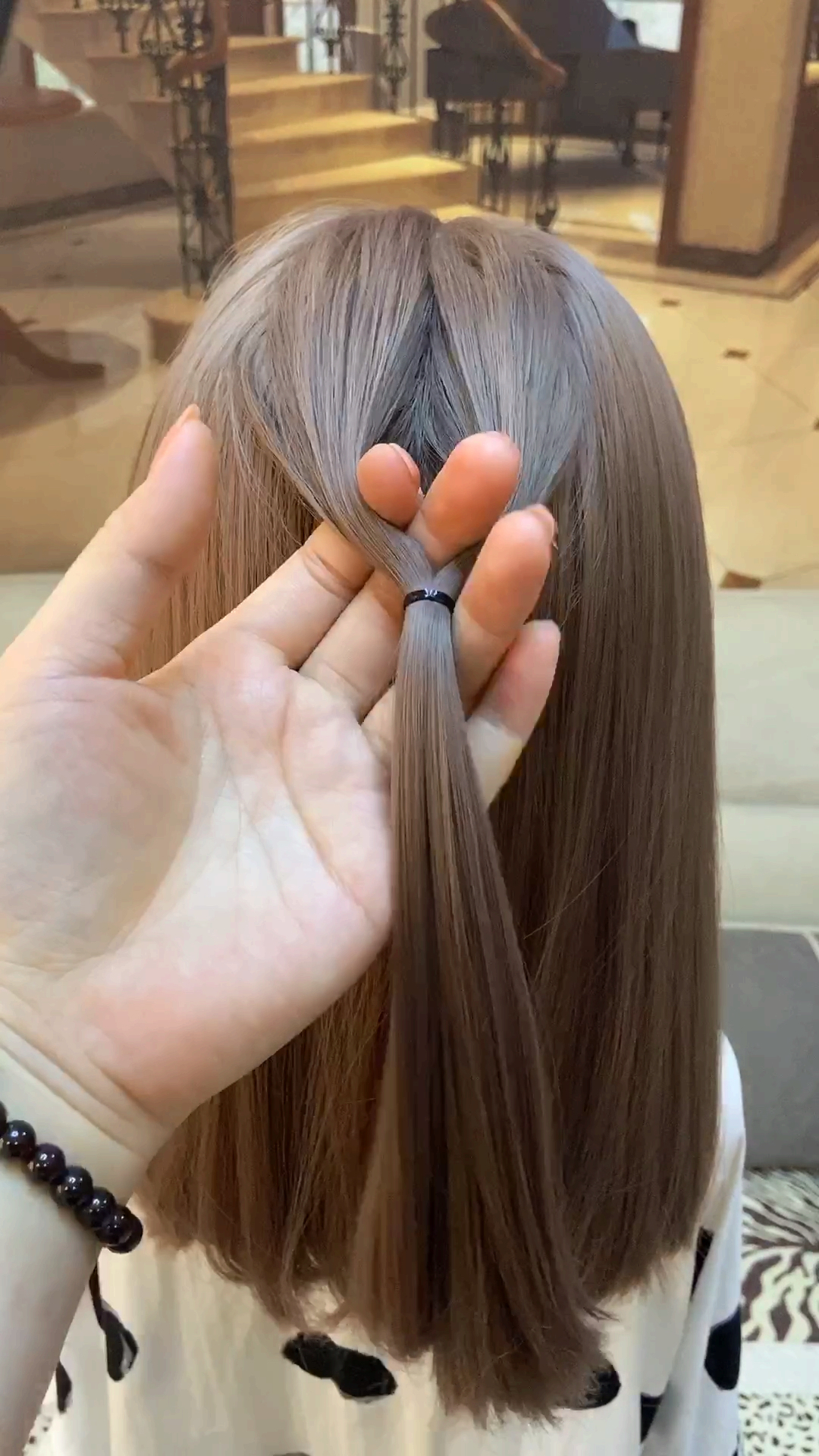 戴口罩半扎爱心丸子头