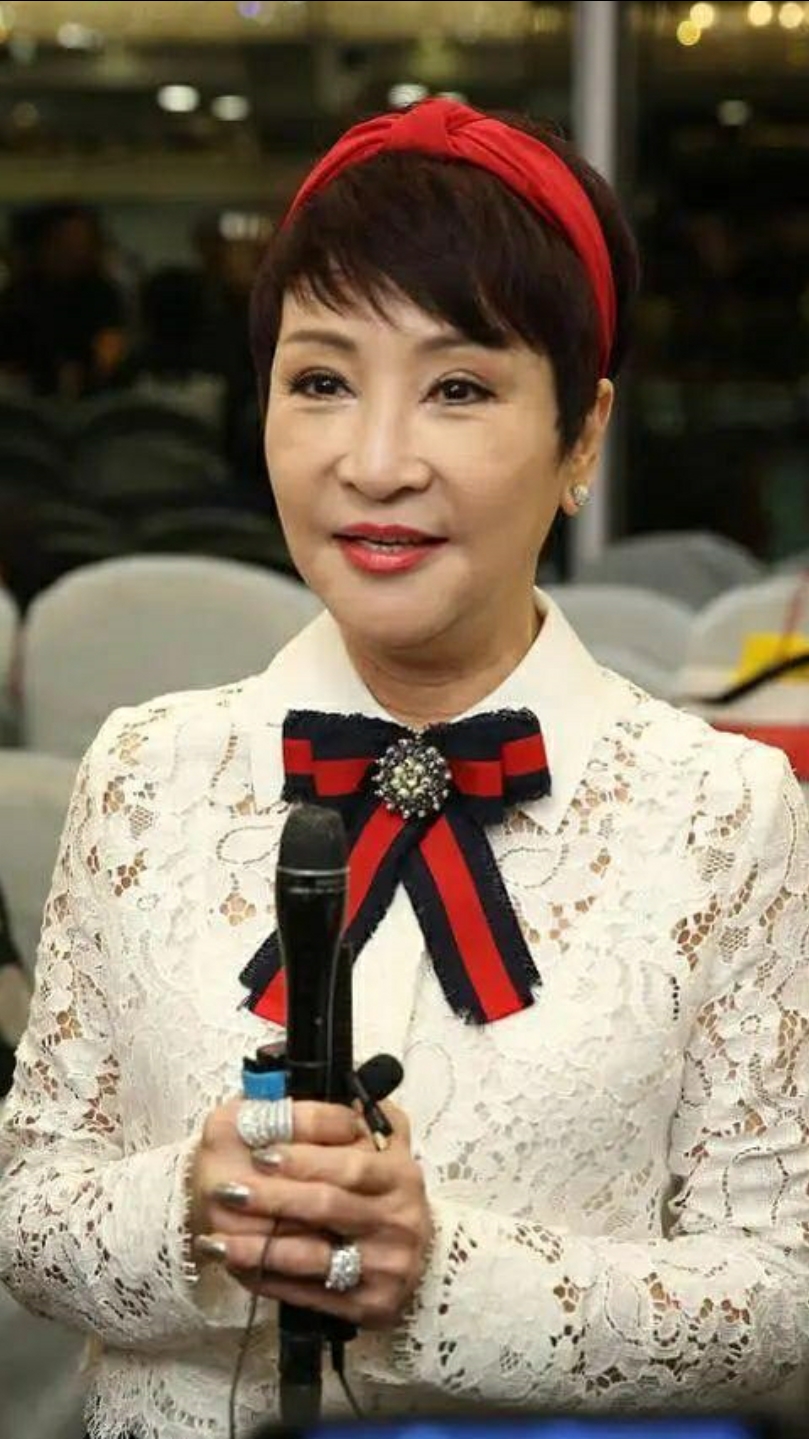 明星动态#谢霆锋妈妈都68岁了,还穿蕾丝衣戴发箍,完全不管自己脸上