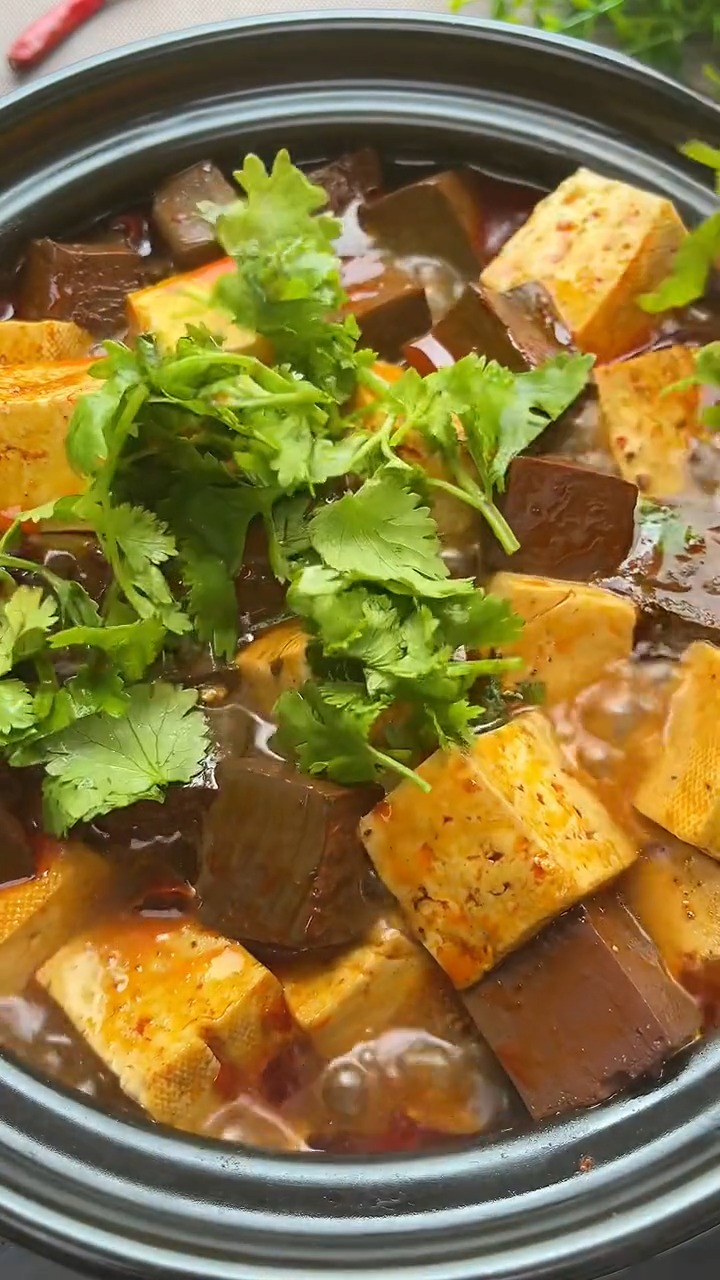 这是我家一周吃2次的羊血豆腐煲鲜香入味家人们都爱吃