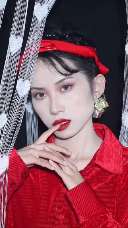 我每次仿妆都还不如素颜像 无语子