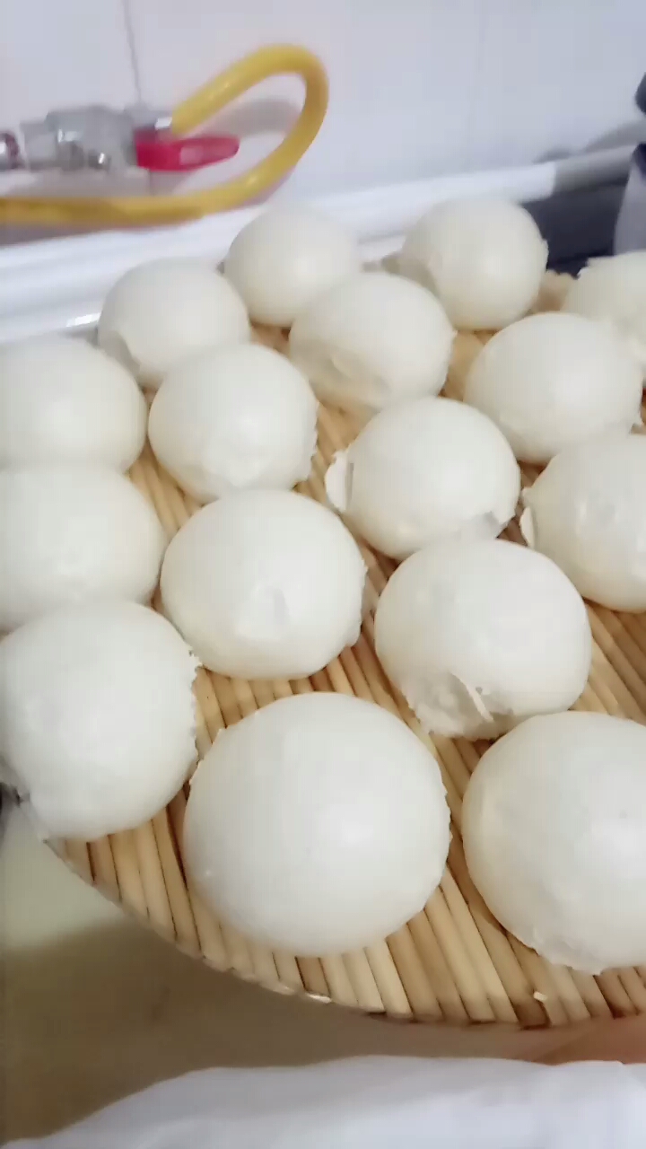 过年了自己蒸的大白馒头,朋友们都是自己家蒸馒头吗?互动一下吧.