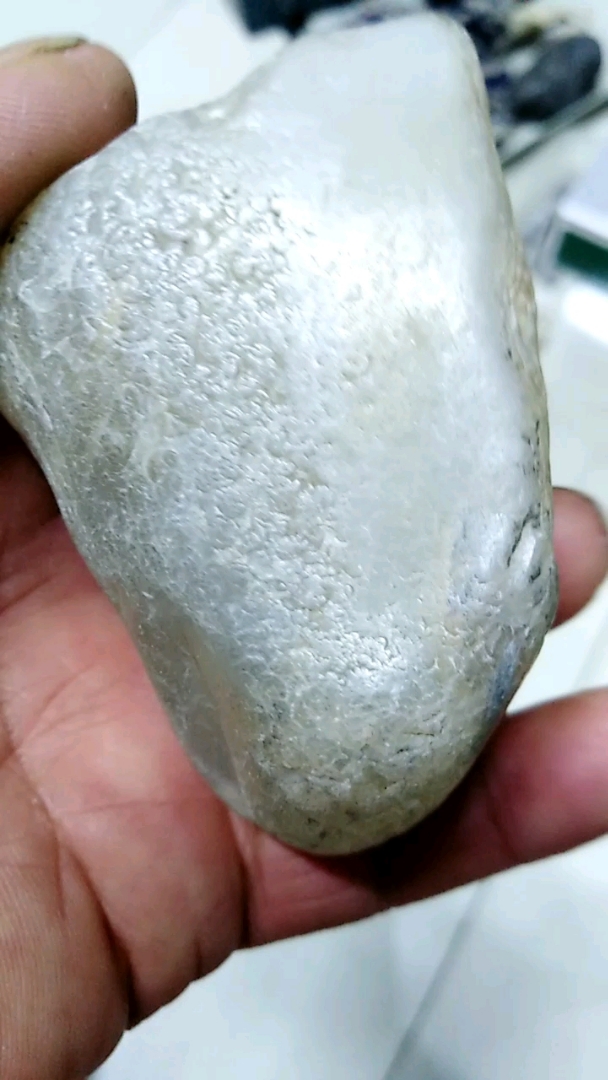 这是一块白色冻蜡石