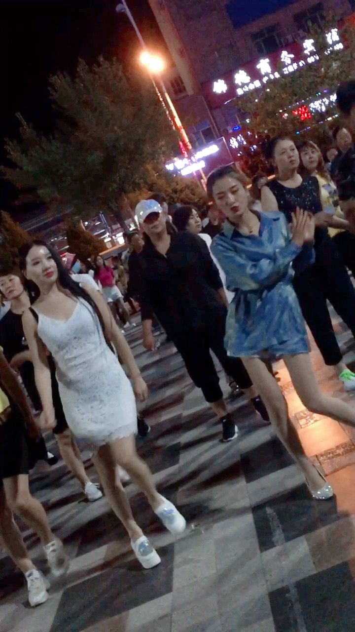 陕西定边网红郑燕带着女儿来跳舞-度小视