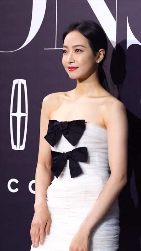 宋茜身穿蝴蝶结点缀蛋糕长裙,优雅与俏皮并存!