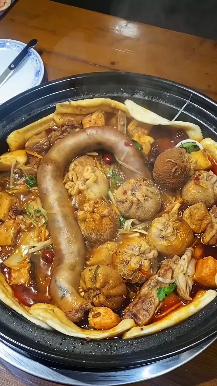 第一次去内蒙做客,看到这锅肚包肉,说啥也得吃上五个!-度小视