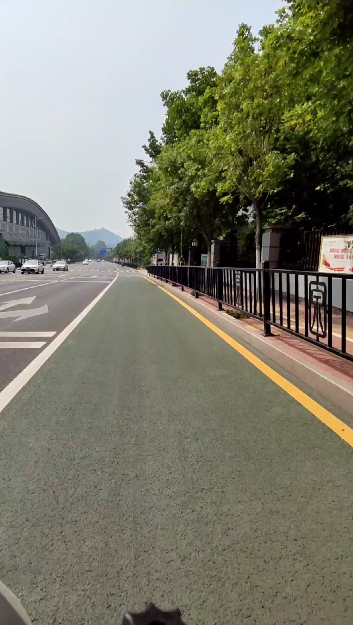 铃木uu125踏板摩托车带你骑行济南千佛山南路,不加油门往下冲也刺激