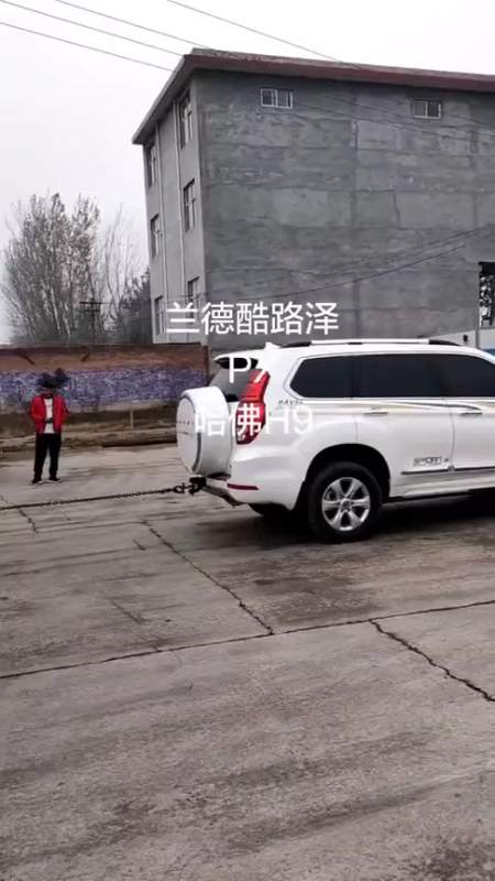搞笑段子#兰德酷路泽vs哈弗h9,拔河不分上下