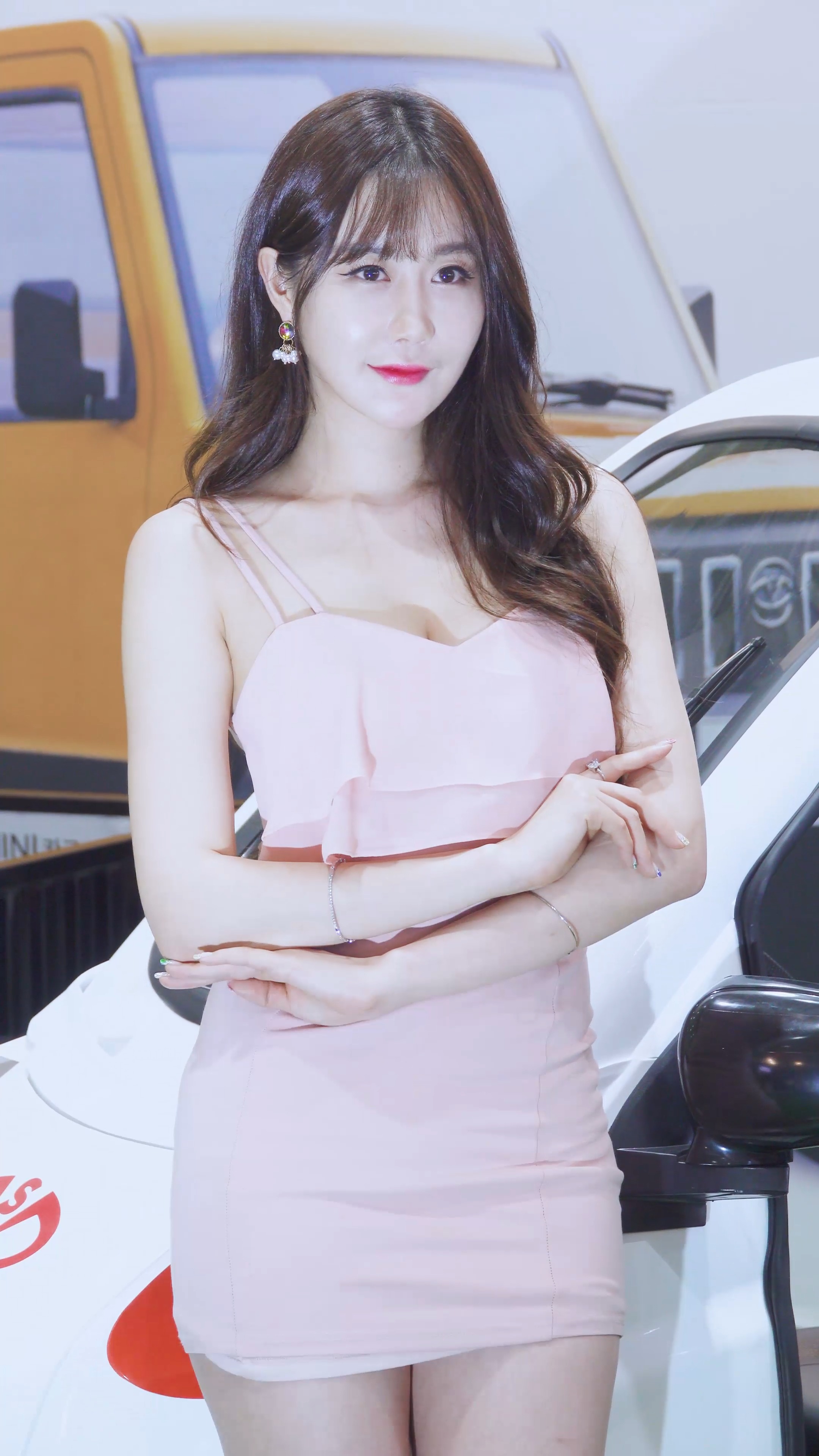 这是我见过最美的侧颜车模,她一瞬间纯净的笑容,真是太美了