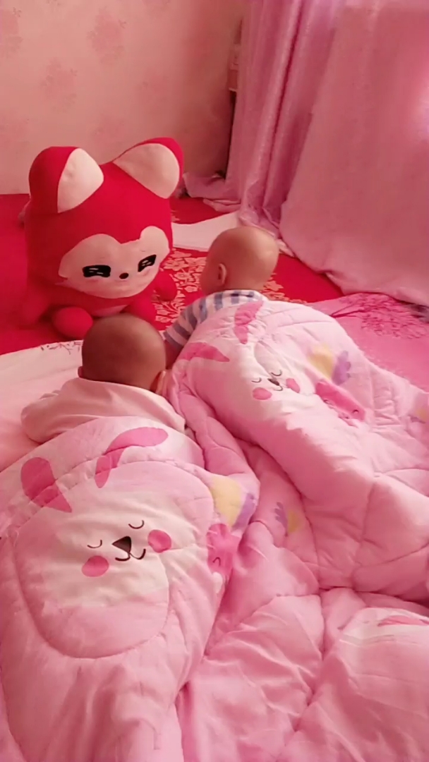 龙凤胎宝宝,一起睡一起醒.关注我,关注全民小视频