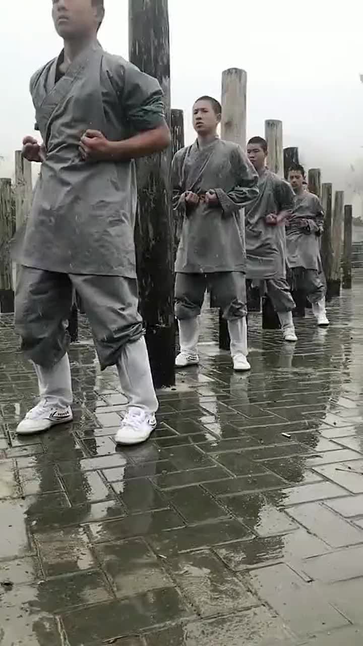 练功多么不容易,少林寺的和尚,都是这样练功夫的