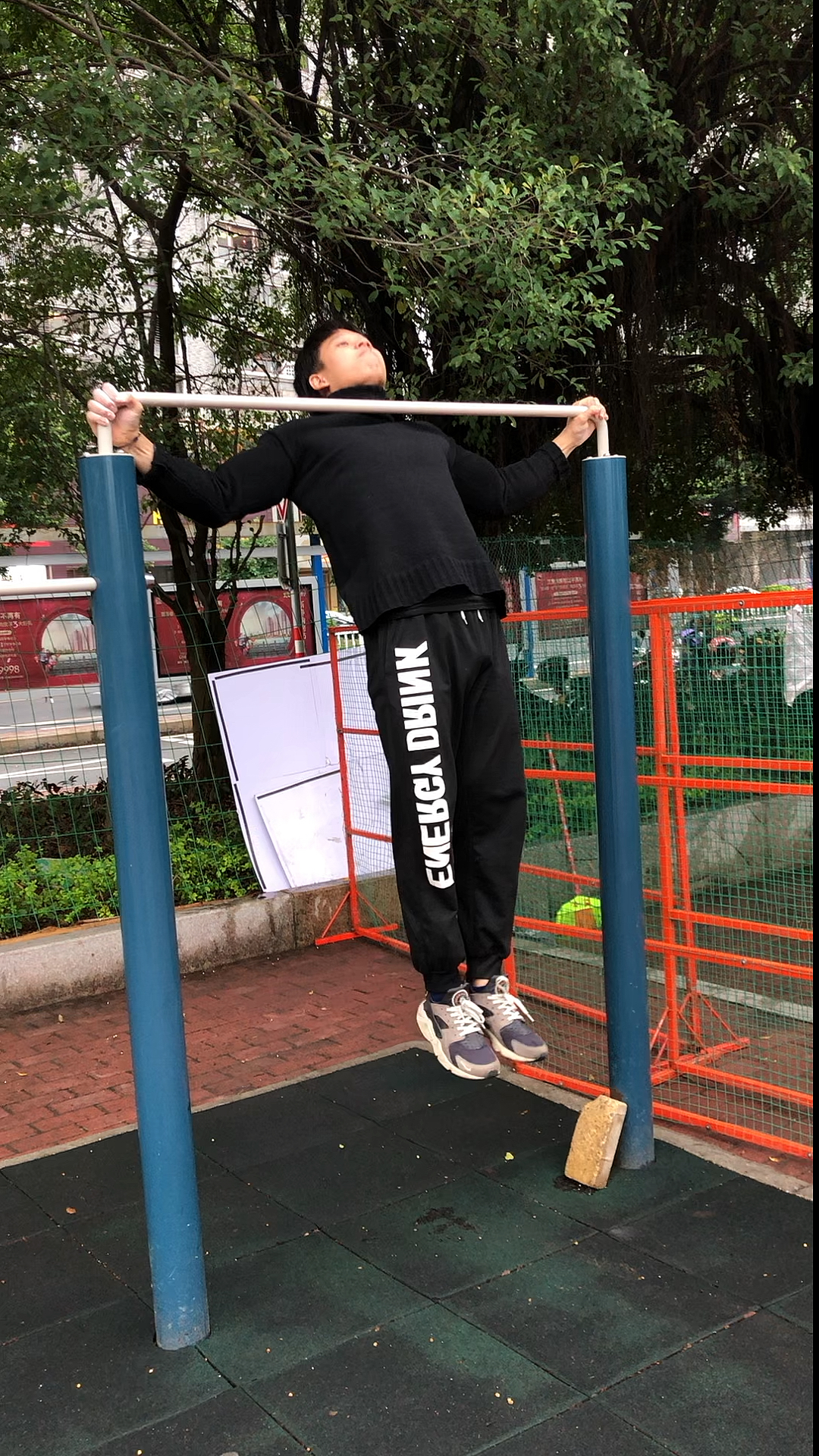 7个宽距引体向上!